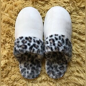 Kathy Ireland Cream and Leopard Print Women's Slippers
